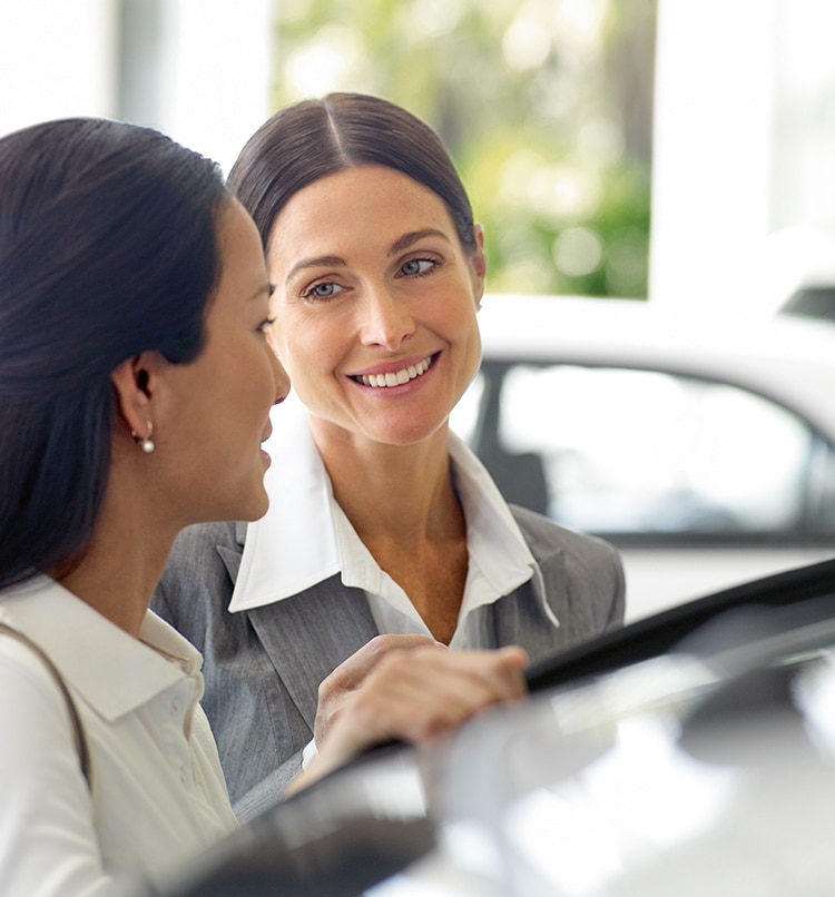 BMW driver and professional in conversation